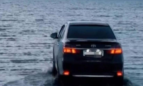 «Захотел - сделал»: автомобиль с VIP-номером кружил по озеру Шалкар в ЗКО