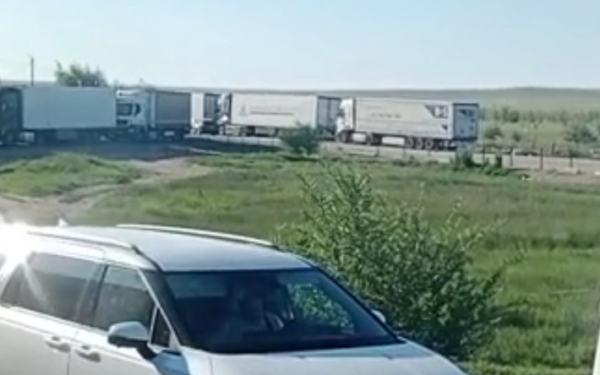 Больше 100 водителей пожаловались на очередь на границе с Россией