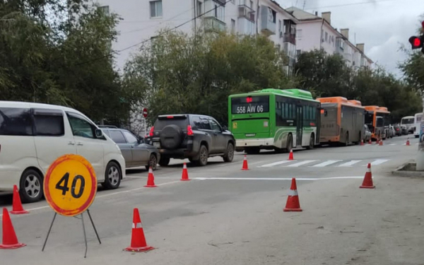 Народный репортер. Рабочие делали разметку и собрали пробку