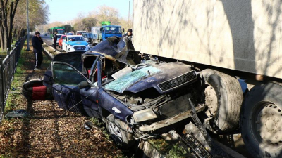 Audi A4 срезало крышу: 18-летняя девушка погибла в ДТП в Алматы