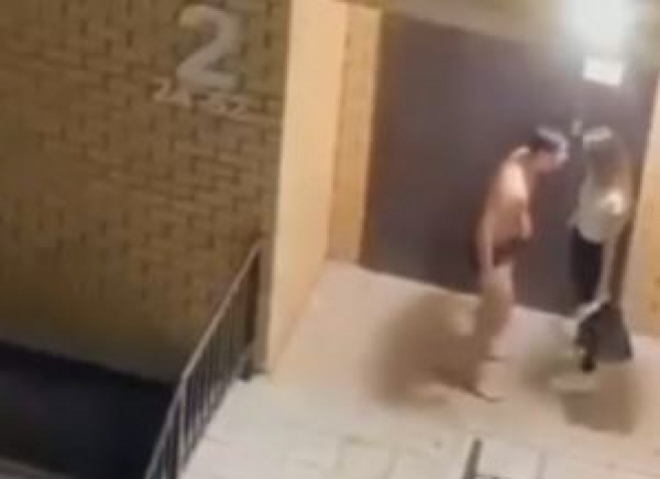 Житель жилого комплекса Астаны выбежал на улицу в трусах