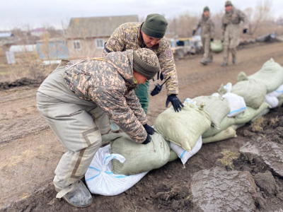 Личный состав воинской части 28237 МЧС РК продолжает борьбу с наводнением