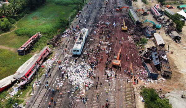 Более 300 погибших: в Индии назвали причину столкновения поездов