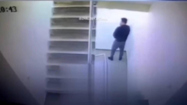 Справившего нужду в подъезде курьера арестовали в Астане