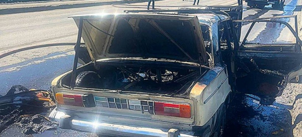 Автомобиль загорелся на автогужевом мосту в Семее