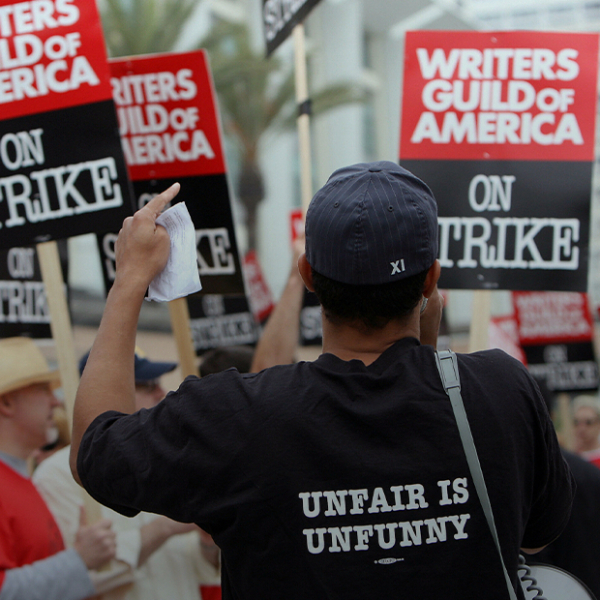 Искусственный интеллект, сериалы и Дженна Ортега: Как проходит главная забастовка сценаристов США