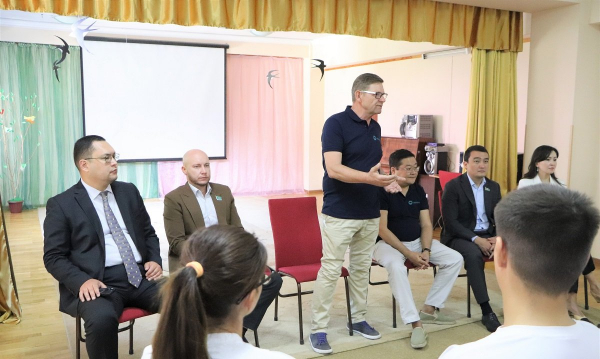 Депутаты Мажилиса посетили Центр социальной реабилитации «Кенес» в Алматы