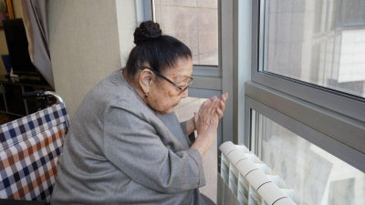 Военный оркестр выступил под окнами дома Бибигуль Тулегеновой в честь ее 96-летия и Дня Независимости