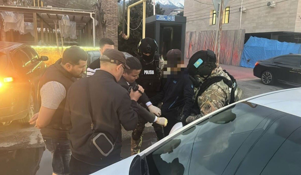 Спецоперация в Алматы: боевое оружие и наркотики нашли полицейские