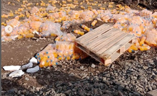 Сотни бутылок на земле: на видео сняли последствия схода вагонов в Актюбинской области