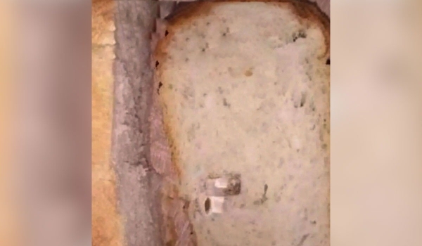 «Спасибо, не курю»: хлеб с окурком внутри продали павлодарке