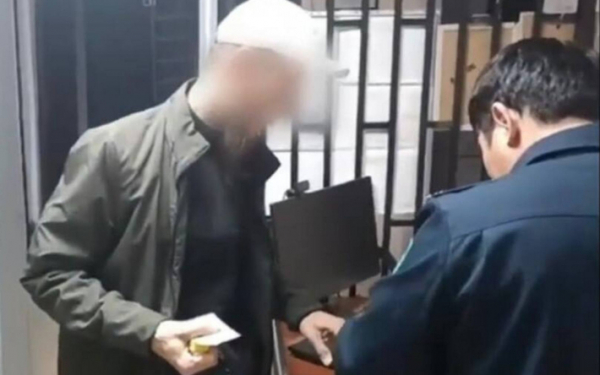 Водителя без прав и в наркотическом опьянении задержали в Актюбинской области