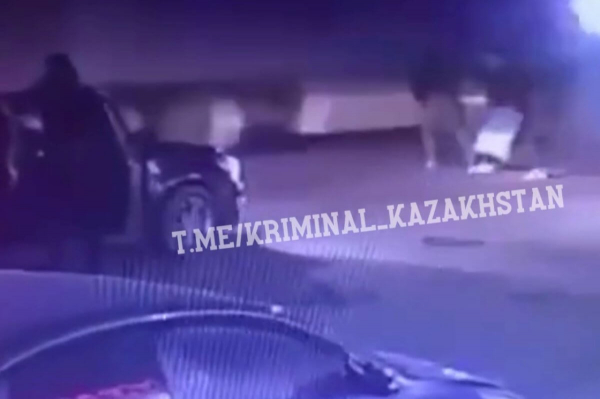 Женщина толкнула мужчину под колеса фуры в Алматинской области (ВИДЕО)
