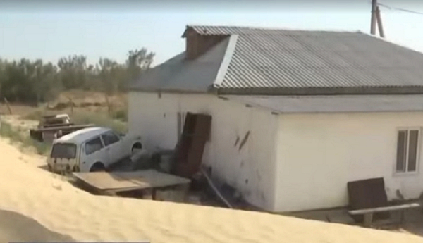 «Это неравная борьба»: 6 сел в Атырауской области оказались в песчаном плену