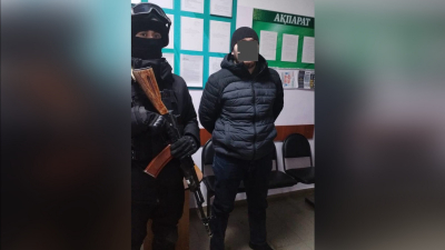 Мужчина под видом полицейского завладел деньгами жителя Уральска