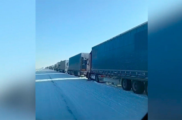 Крупные заторы на республиканских трассах возникли в пяти регионах Казахстана