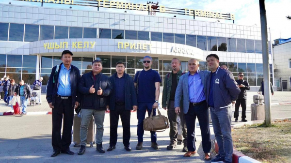 В аэропорту Усть-Каменогорска встретили первых участников международного фестиваля "Шығыс салбурыны"
