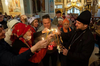 Благодатный огонь доставили из Иерусалима в Казахстан