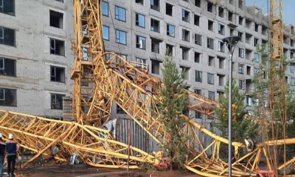 Два башенных крана рухнули на площадку жилого комплекса в Астане