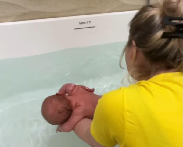 Илья Ильин показал тренировку по плаванию своей месячной дочери (ВИДЕО)