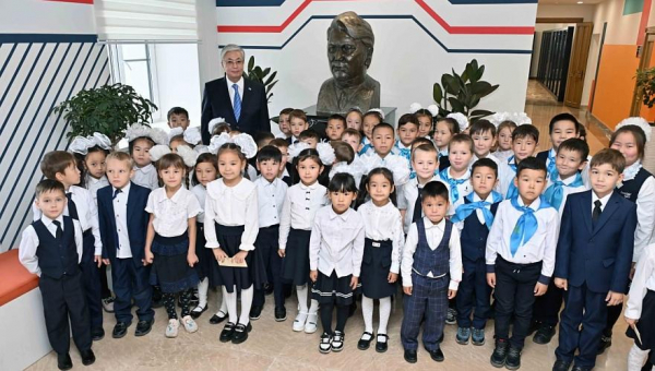 Президент посетил Гуманитарный колледж Уштобе и школу имени Кемеля Токаева