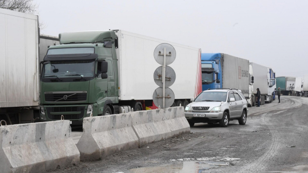 На границе Казахстана и Кыргызстана застряли более 400 грузовиков
