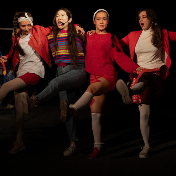 Социальный театр, спектакли с ограниченным тиражом и постановки, написанные вместе с ИИ