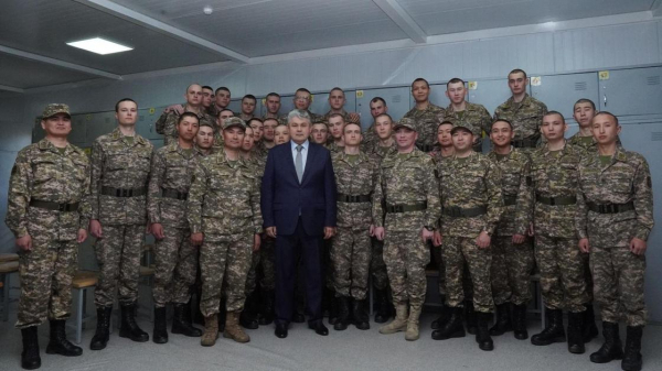 Аким ВКО Ермек Кошербаев посетил войсковую часть имени Касыма Кайсенова