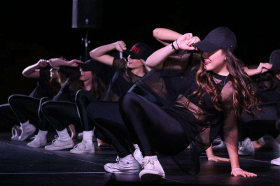 Танцевали прямо на улице