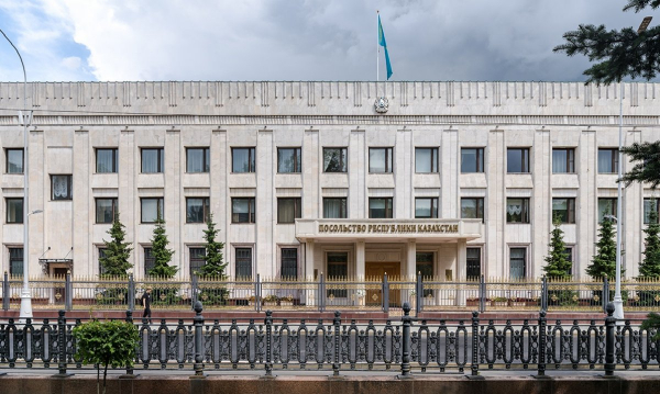 Сотрудник консульства умер во дворе посольства Казахстана в Москве