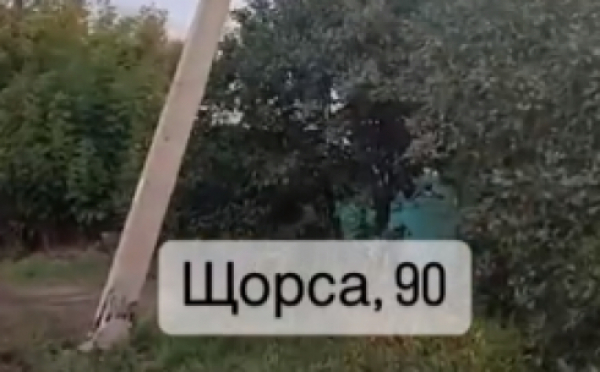 Опасно накренившийся после ДТП столб может рухнуть на головы карагандинцам