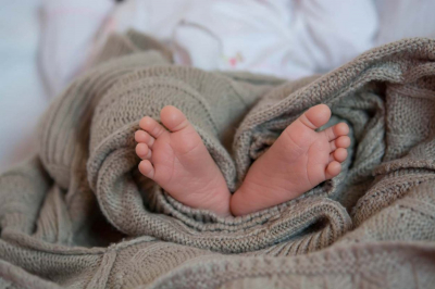 Новорожденного нашли в подъезде в Манасе