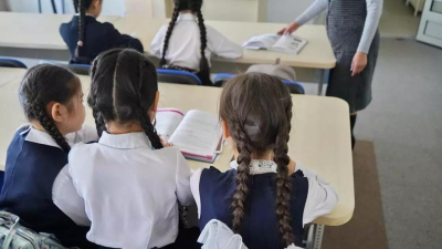 Занятия в школах отменили в некоторых регионах Казахстана