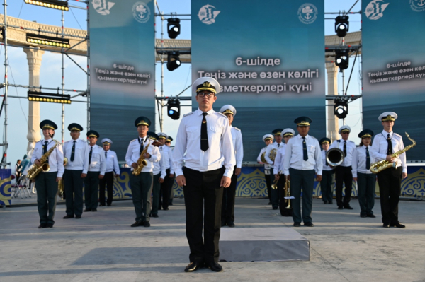 Военные музыканты поздравили жителей Актау с Днем столицы