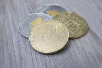 Курс биткоина продолжает снижаться
