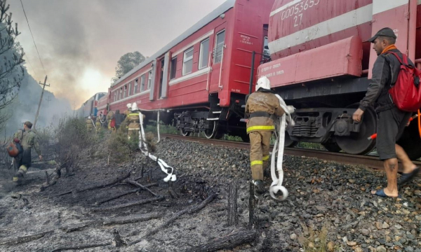 К тушению огня привлекли пожарный поезд и авиацию в ВКО