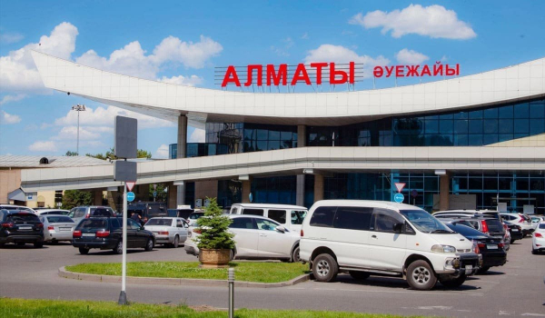 «Полный беспредел»: на огромные очереди в аэропорту Алматы жалуются пассажиры