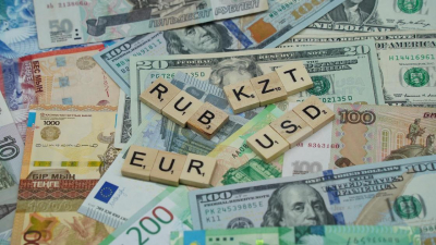 Продажи рубля снова ушли &quot;в минус&quot; в Казахстане
