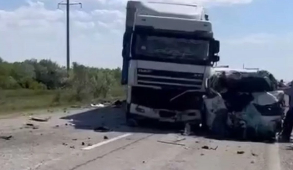 Жуткая авария с фурами: водитель и его 10-летний сын погибли в Акмолинской области