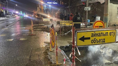 Многоэтажки в Шымкенте остались без отопления и горячей воды из-за аварии на теплотрассе (видео)