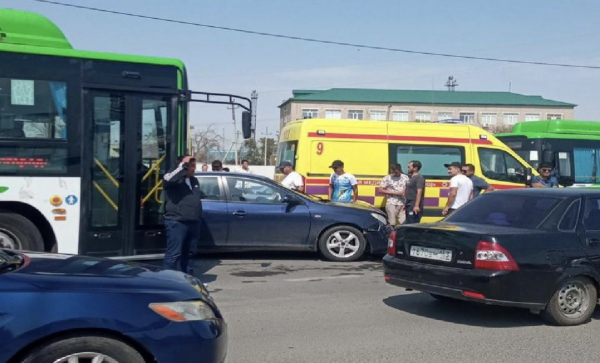 Два человека погибли в массовом ДТП с автобусами в Атырау