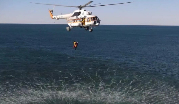 Девушек унесло на матрасе в Каспийское море: к поискам подключили вертолет