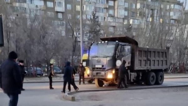 Женщина погибла под колесами грузовика в Павлодаре