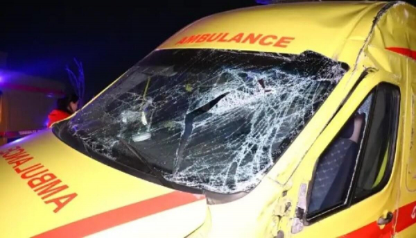 Водитель на BMW протаранил машину скорой помощи в Алматы