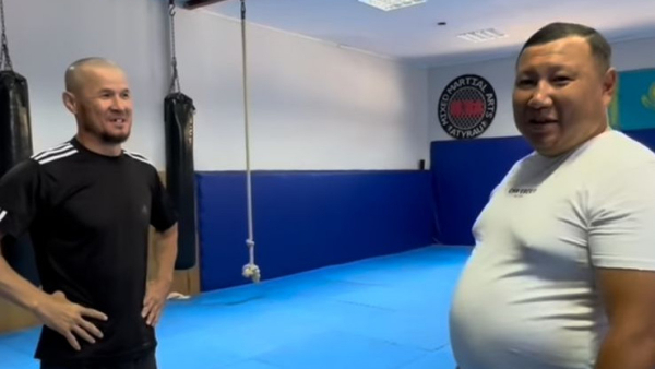 Тренер из Атырау построил спортзал во дворе, чтобы тренировать бесплатно детей