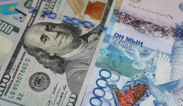 Курс доллара упал на бирже и в обменниках Казахстана