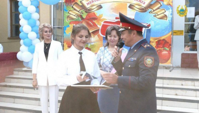 Задержавших грабителя школьников наградили в Актобе